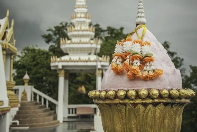 Tượng Phật lớn ngoài trời, thu hút khách du lịch tâm linh