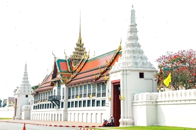 Tượng Phật uy nghiêm trong không gian thanh tịnh của ngôi chùa