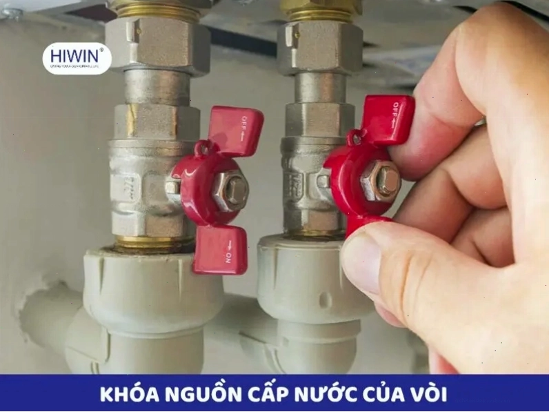 Khóa nguồn cấp nước trước khi sửa chữa
