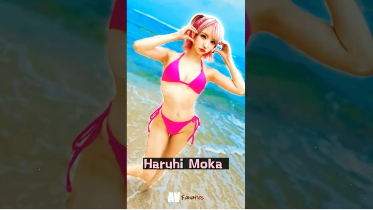 Moka Haruhi với biểu cảm tinh nghịch