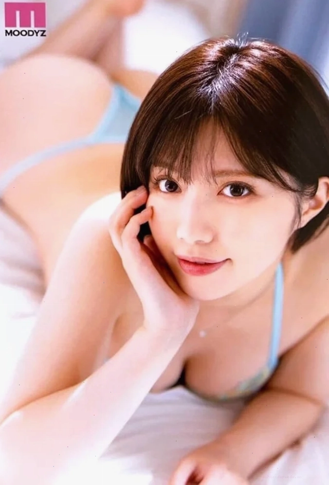 Nozomi Ishihara thực hiện các động tác vũ đạo