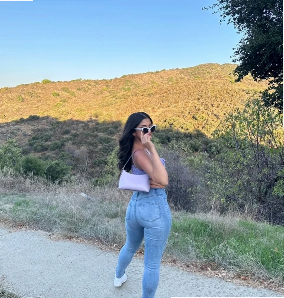 Sophia Leone tập trung vào công việc