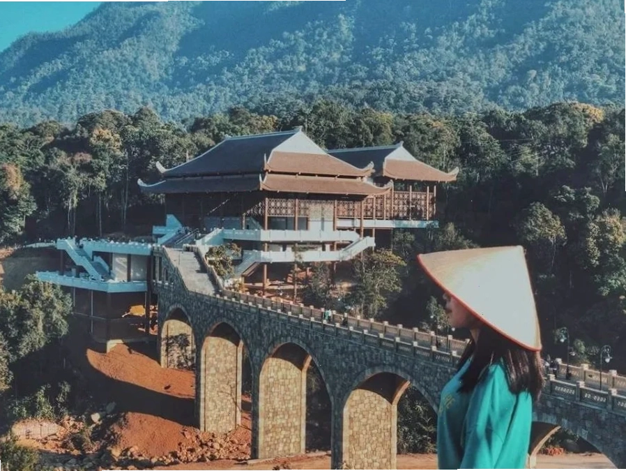 Hệ thống cáp treo trong tour du lịch tâm linh Yên Tử