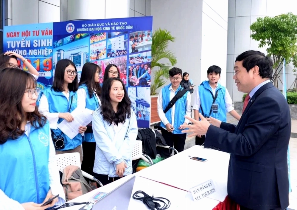 Hoạt động tư vấn định hướng nghề nghiệp cho sinh viên mới ra trường tại giảng đường