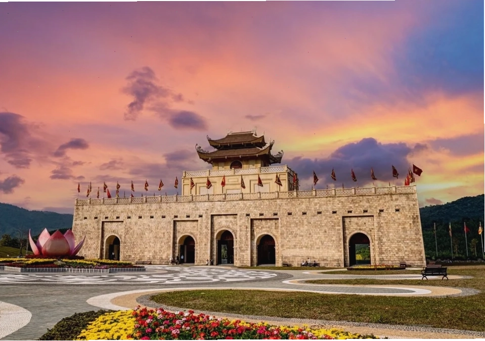 Khách tham quan trong tour du lịch tâm linh Yên Tử