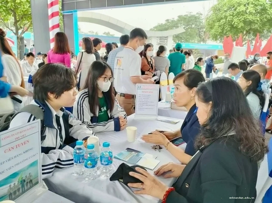 Sinh viên tham gia tư vấn định hướng nghề nghiệp cho sinh viên mới ra trường về kỹ năng số
